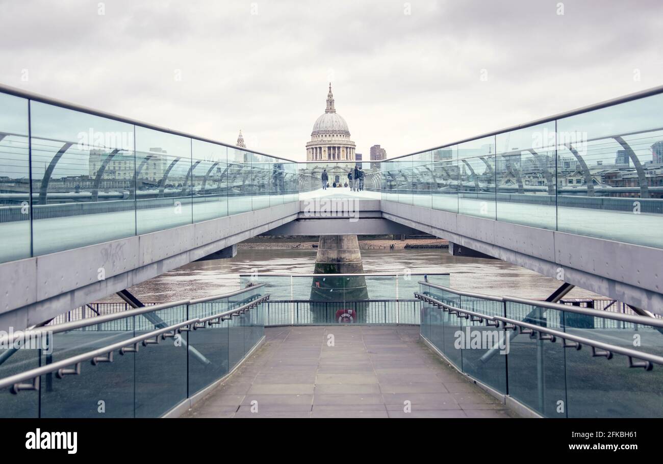 Vue panoramique sur la cathédrale St pauls et l'entrée du pont du millénaire à Londres, Royaume-Uni. Banque D'Images