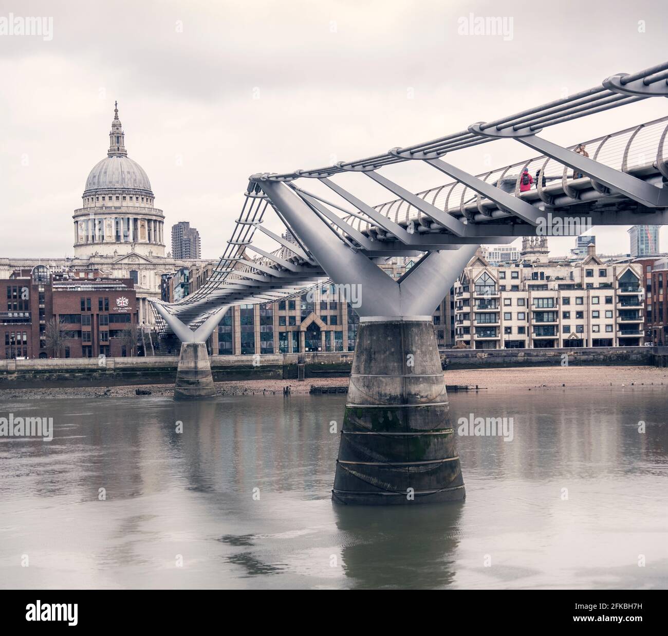 Une vue emblématique de la cathédrale Saint-Paul et du pont du millénaire lors de l'enfermement de 2021 à Londres, Royaume-Uni. Banque D'Images