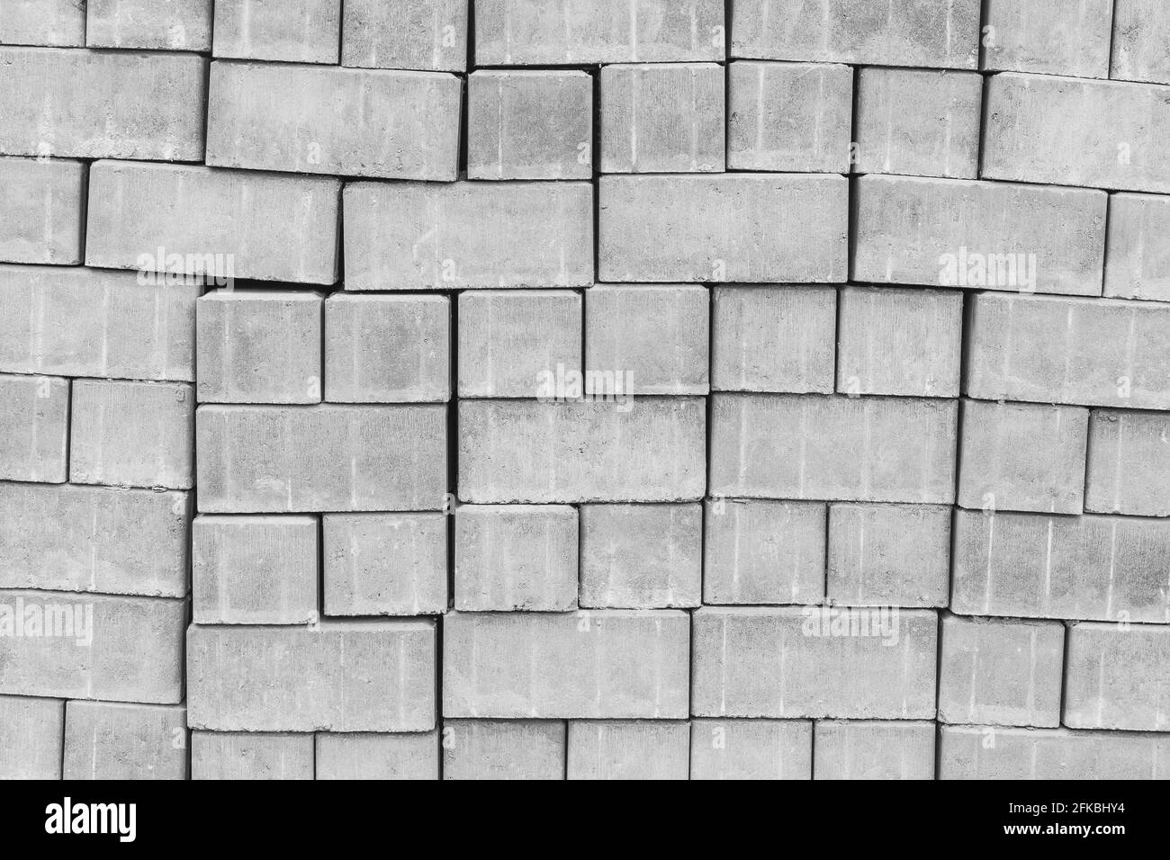 Un tas de nouveaux pavés de dalles de texture arrière-plan. Construction de matériaux carrelés sur le chantier de construction. Banque D'Images