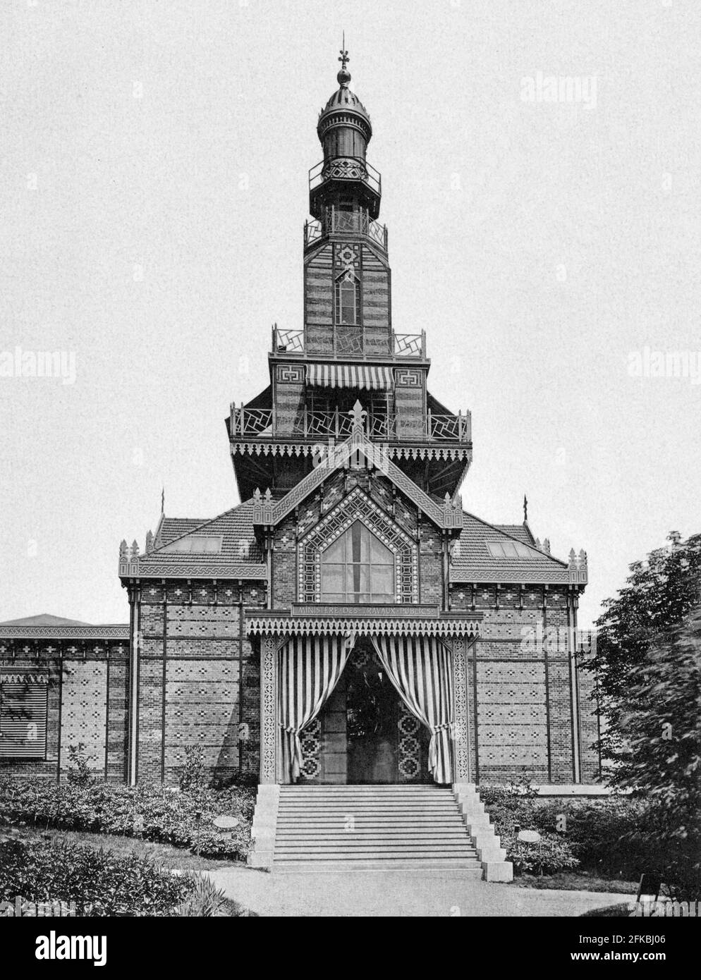 Exposition universelle, Paris,1889 : le pavillon du dépôt des travaux publics au Trocadéro. Banque D'Images