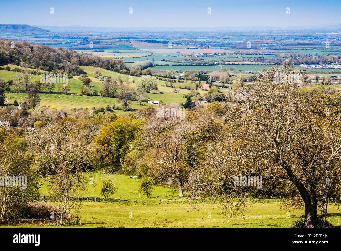 Vue sur la campagne vallonnée dans les Cotswolds du Worcestershire. Banque D'Images