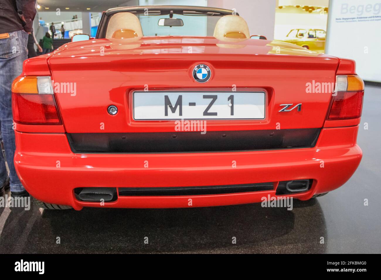 Allemagne, Munich - 27 avril 2011 : roadster BMW Z1 à deux places sur la plate-forme E30 dans le hall d'exposition du musée BMW. Vue arrière Banque D'Images