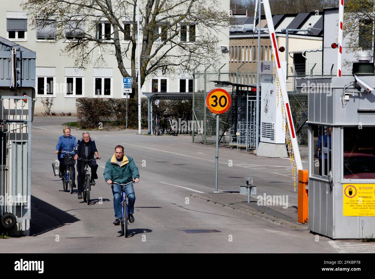 Les travailleurs quittent leur travail pour la journée, chez Saab AB, Linköping, en Suède. Banque D'Images