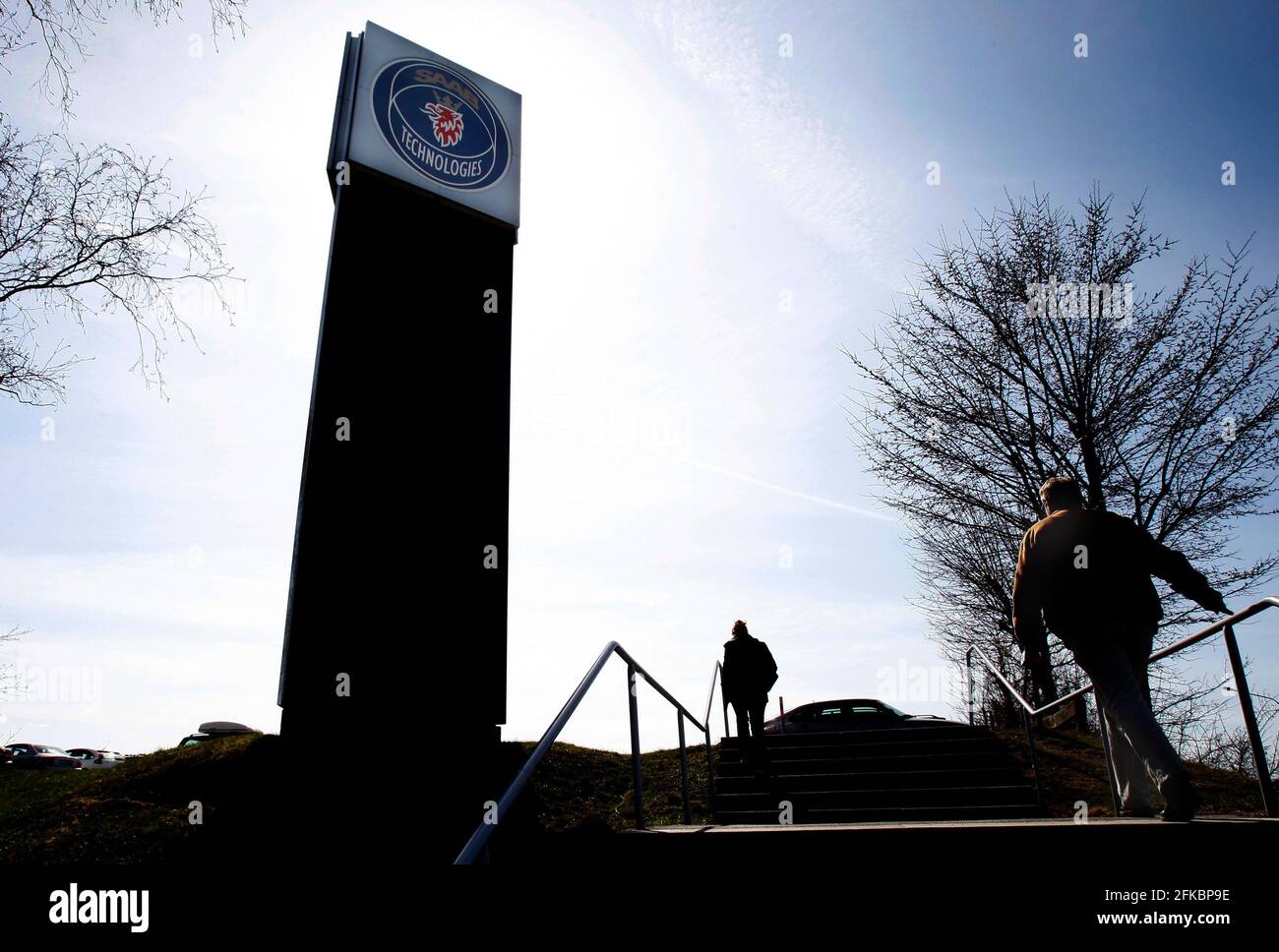 Les travailleurs quittent leur travail pour la journée, chez Saab AB, Linköping, en Suède. Banque D'Images