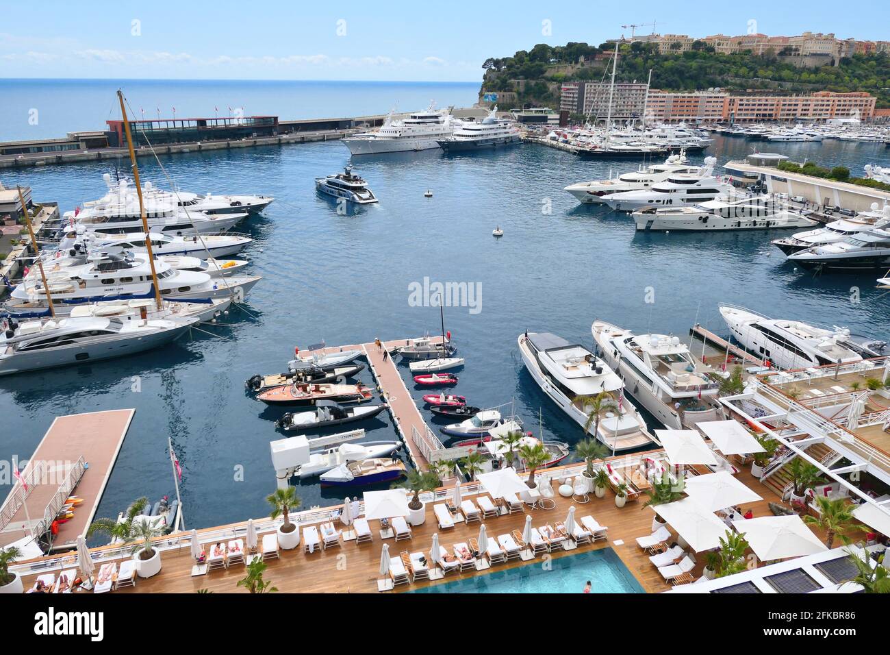 Monte Carlo, Monaco - 01 mai 2019 : vue sur les yachts à Port Hercules, dans le quartier de la Condamine, Principauté de Monaco. Banque D'Images