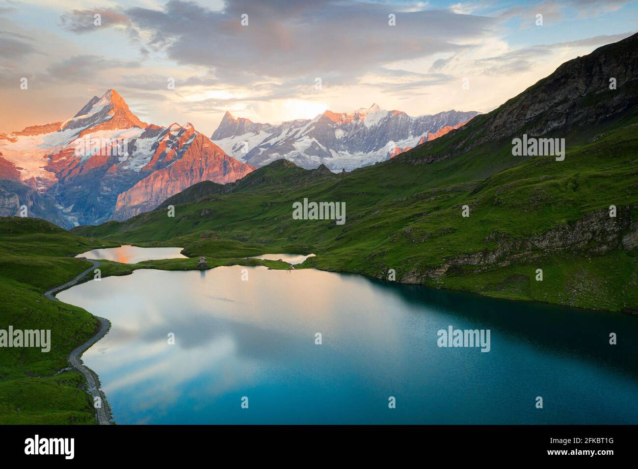 Les sommets de Schreckhorn et Finsteraarhorn se reflètent dans le lac Bachalpsee au coucher du soleil, Grindelwald, Oberland bernois, Suisse, Europe Banque D'Images