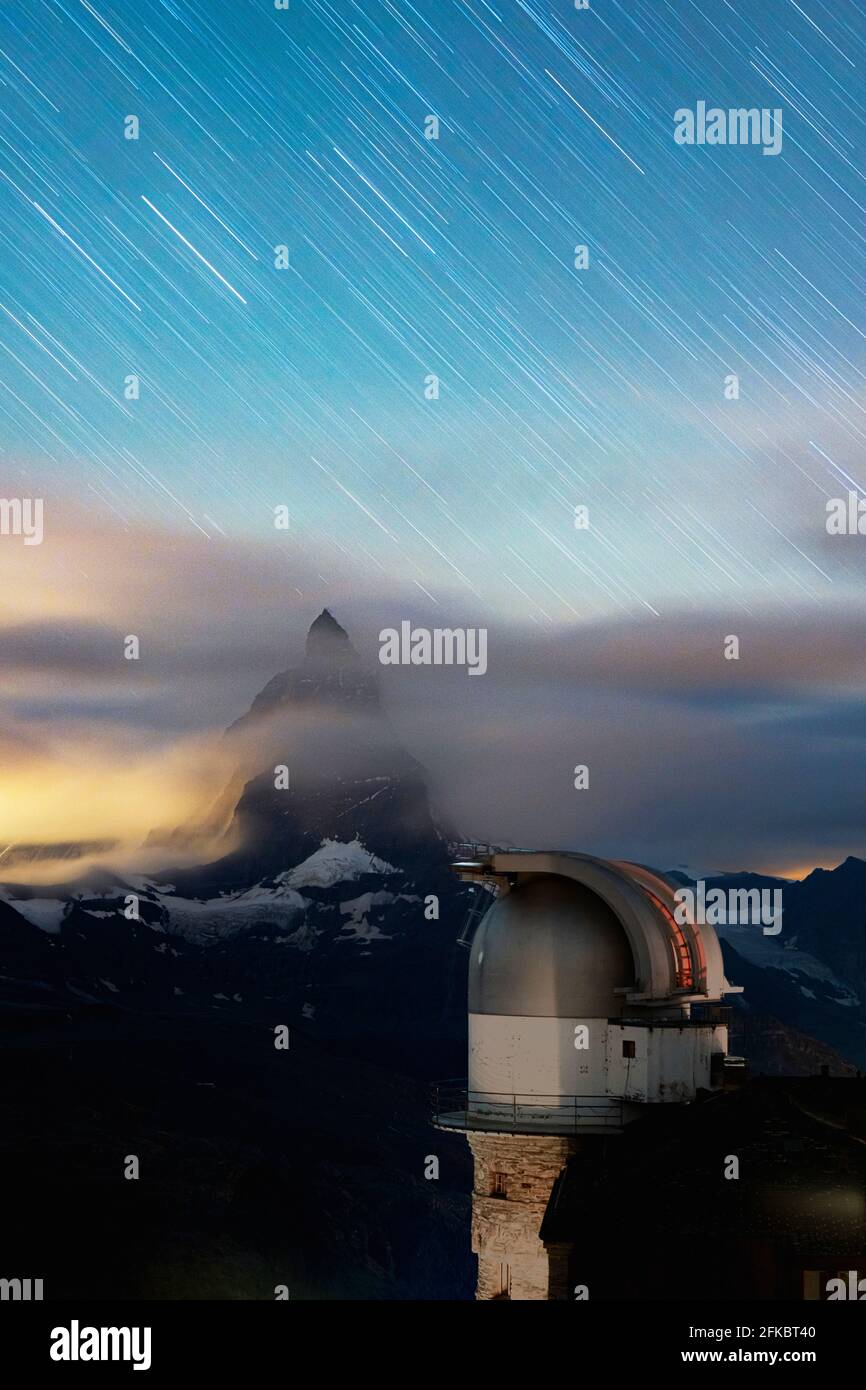 Sentier étoilé dans le ciel nocturne de Matterhorn depuis la tour d'observatoire de Kulmhotel Gornergrat, Zermatt, canton du Valais, Suisse, Europe Banque D'Images
