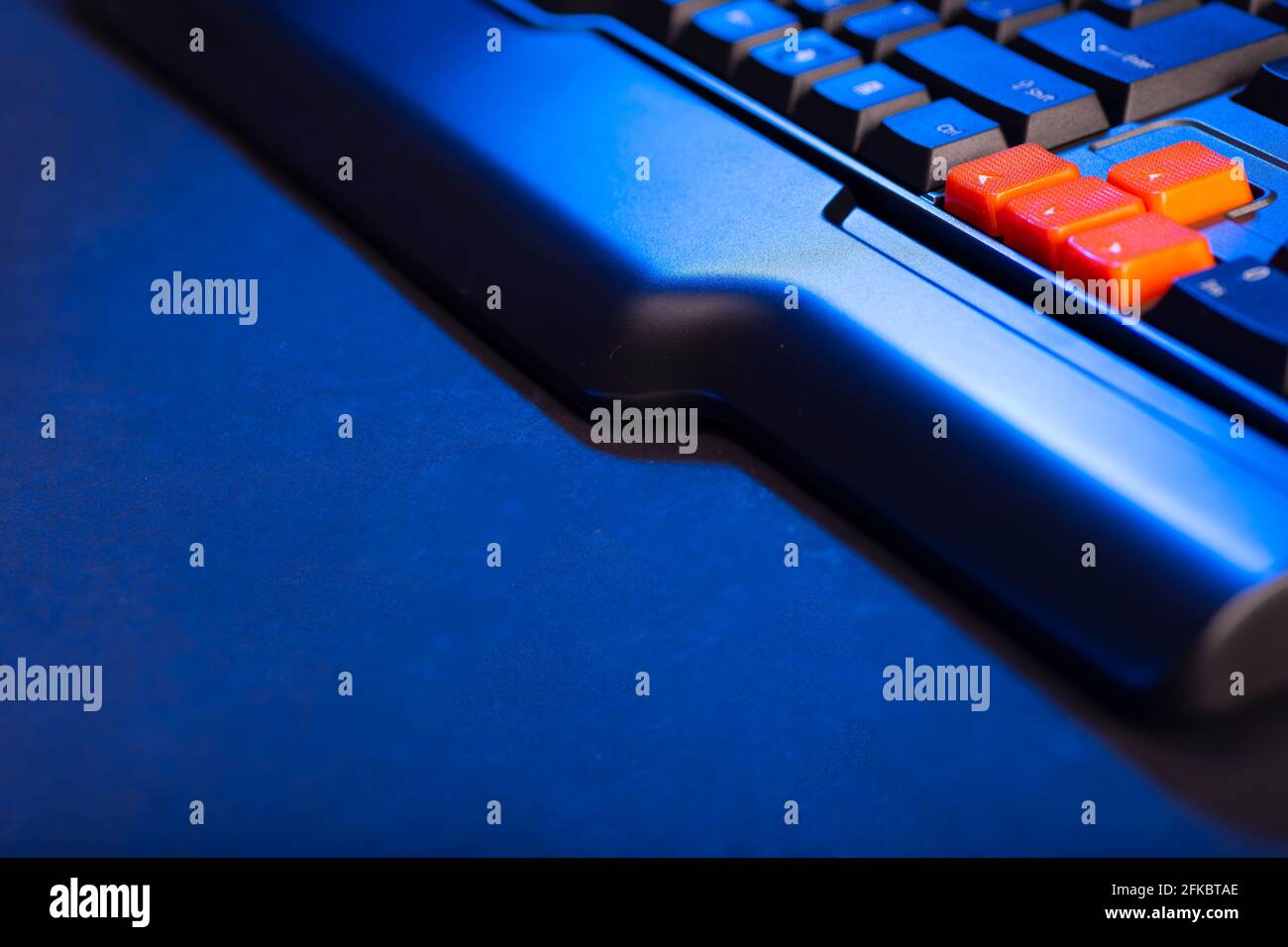 Touches fléchées orange sur un clavier noir, touches haut, bas, gauche, droite sur un clavier d'ordinateur de jeu. Banque D'Images