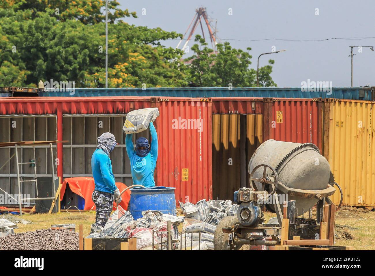 Manille, Philippines. 30 avril 2021. Un travailleur porte un sac de ciment sur le site de construction d'un hôpital modulaire COVID-19 à Manille, aux Philippines, le 30 avril 2021. Vendredi, le ministère de la Santé des Philippines a signalé 8,748 nouvelles infections à coronavirus (COVID-19), portant à 1,037,460 le nombre total de cas confirmés dans le pays d'Asie du Sud-est. Crédit: Rouelle Umali/Xinhua/Alamy Live News Banque D'Images