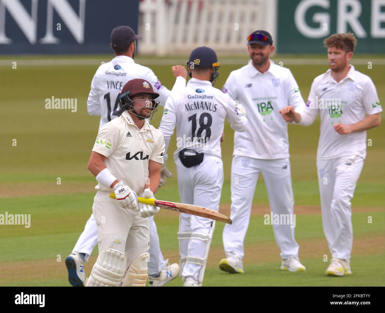 Londres, Royaume-Uni. 30 avril 2021. Rory Burns, de Surrey, est à l'entrée de Surrey dans le Hampshire au championnat du comté de Kia Oval, deuxième jour. Credit: David Rowe/Alay Live News Banque D'Images