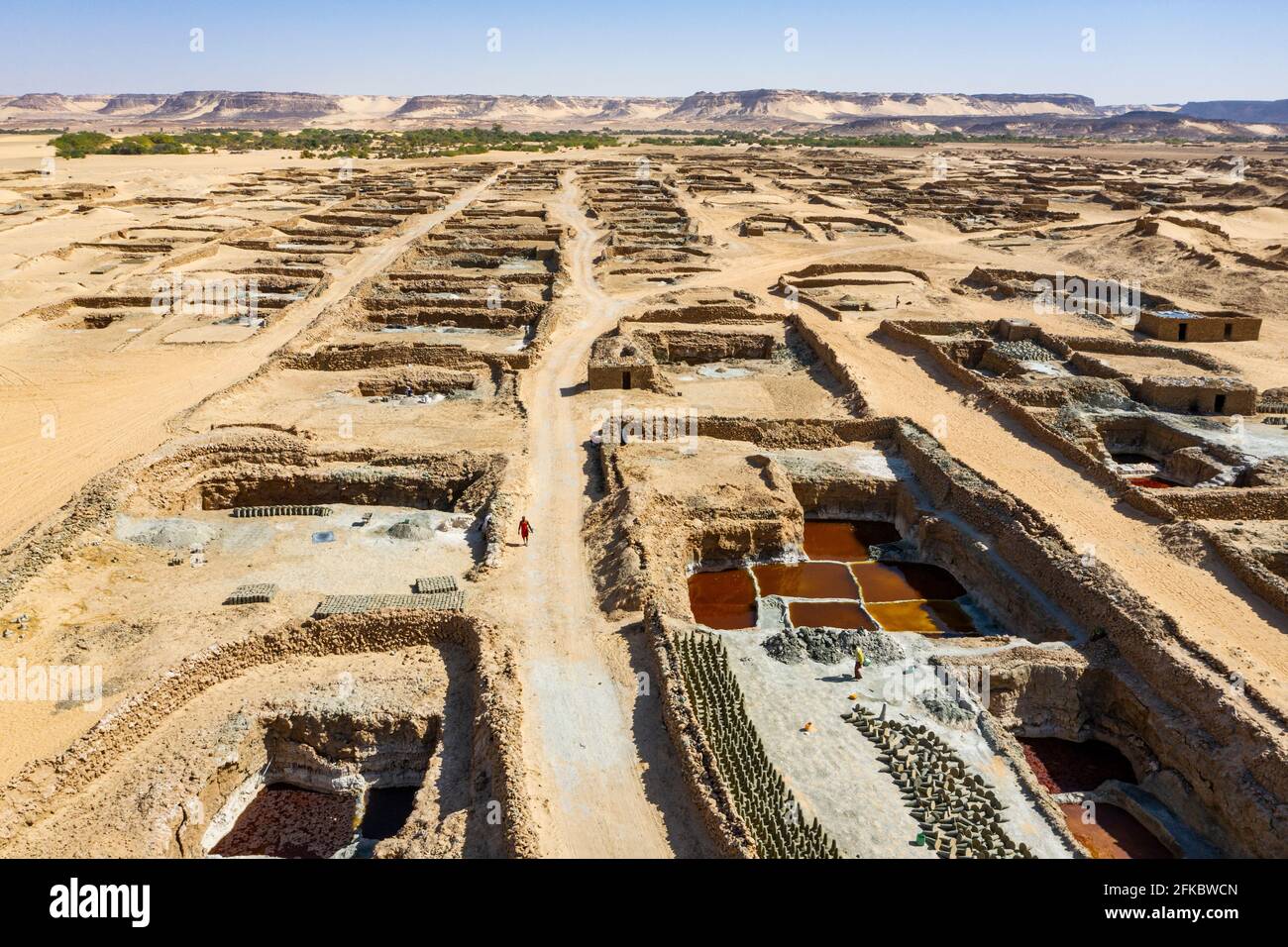 Aérienne des Salinas et de leurs salines colorées, Bilma, désert de Tenere, Niger, Afrique de l'Ouest, Afrique Banque D'Images
