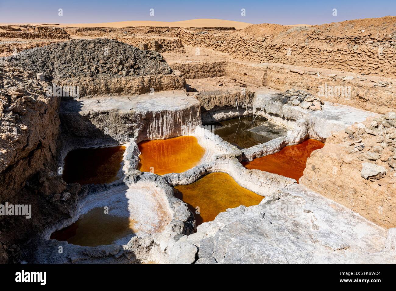 Piscines de sel multicolores dans les mines de sel de Bilma, le désert de Tenere, le Niger, l'Afrique de l'Ouest, l'Afrique Banque D'Images