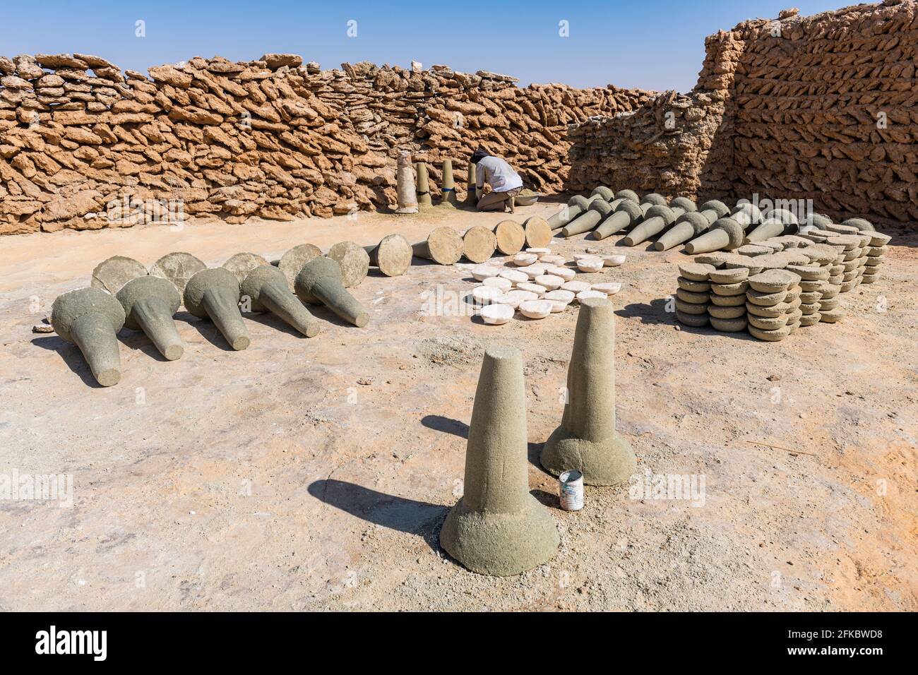 Sel formé en bouteilles, mines de sel de Bilma, désert de Tenere, Niger, Afrique de l'Ouest, Afrique Banque D'Images