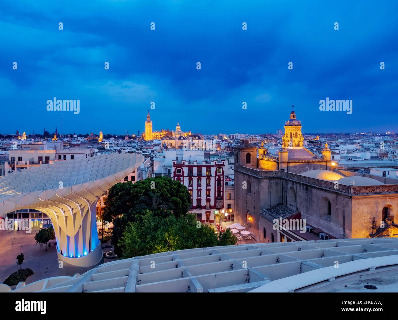 Metropol parasol (Las Setas) au crépuscule, la place de la Encarnacion, Séville, Andalousie, Espagne, Europe Banque D'Images