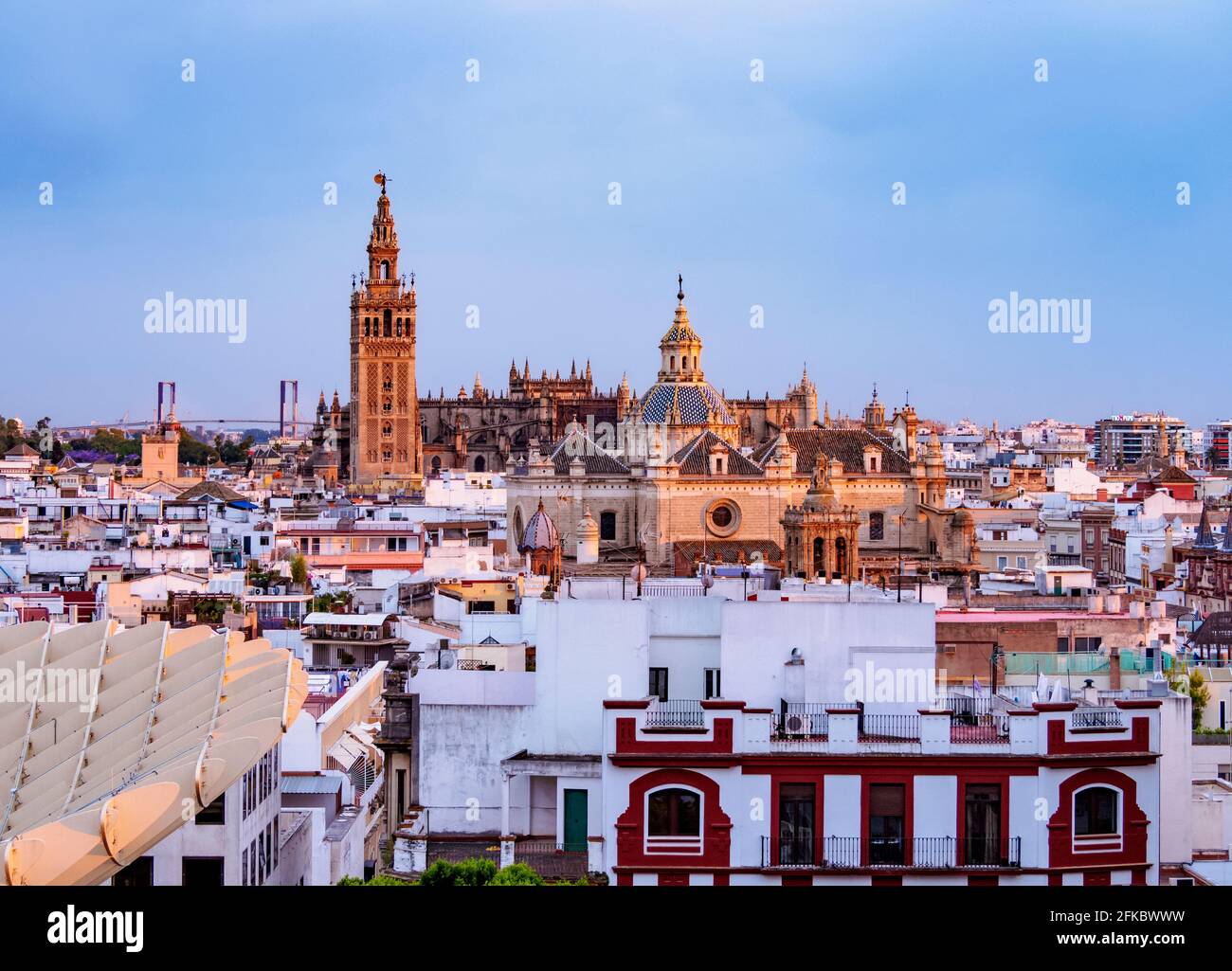 Vue depuis le parasol Metropol vers l'église du Divin Sauveur et la cathédrale au coucher du soleil, Séville, Andalousie, Espagne, Europe Banque D'Images