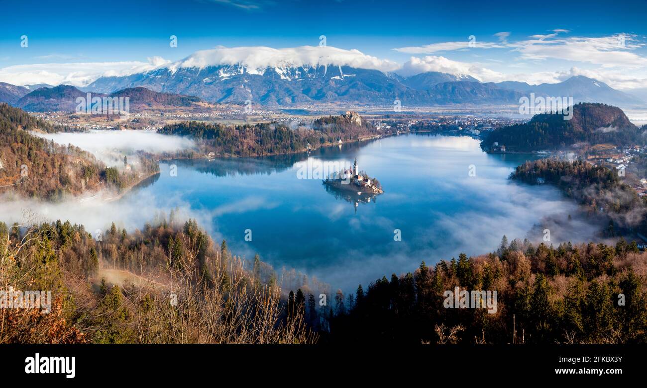 Panorama du lac Bled dans les Alpes juliennes de la haute région de Carniolan, nord-ouest de la Slovénie, Europe Banque D'Images