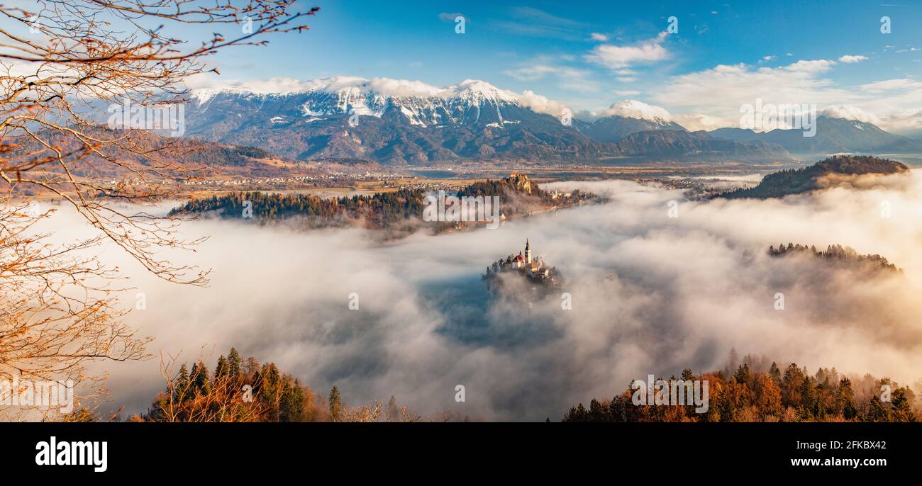 Panorama du lac Bled dans les Alpes juliennes de la haute région de Carniolan, nord-ouest de la Slovénie, Europe Banque D'Images