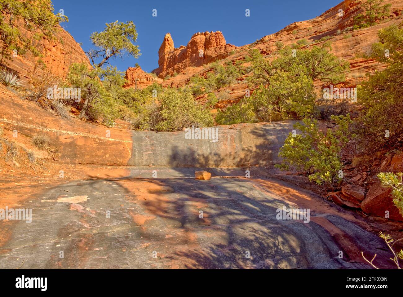 Une chute d'eau sèche de grès sur un sentier à Steamboat Rock, Coconino National Forest, Sedona, Arizona, États-Unis d'Amérique, Amérique du Nord Banque D'Images