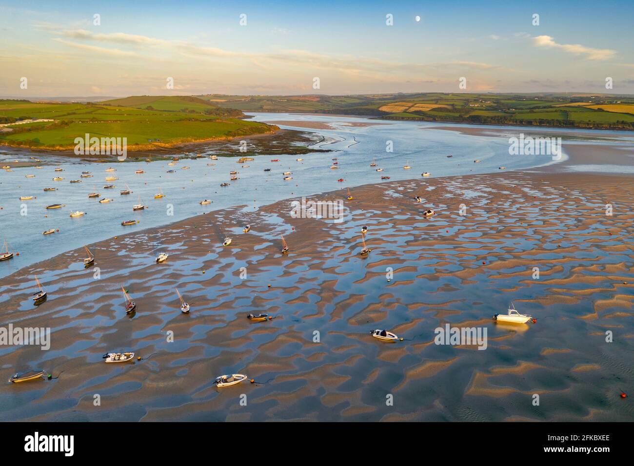 Marée basse sur l'estuaire de la Camel en été, Rock, Cornwall, Angleterre, Royaume-Uni, Europe Banque D'Images