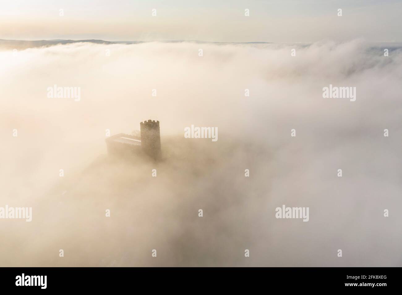 Église de Brentor entourée de brume matinale en automne, Dartmoor, Devon, Angleterre, Royaume-Uni, Europe Banque D'Images