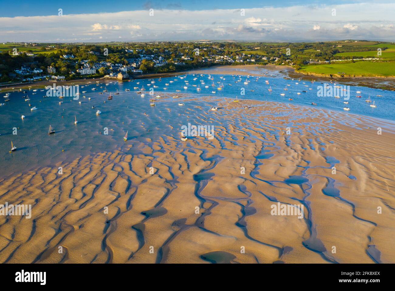 Vue aérienne de l'estuaire de la Camel à marée basse et du village de Rock, Cornwall, Angleterre, Royaume-Uni, Europe Banque D'Images