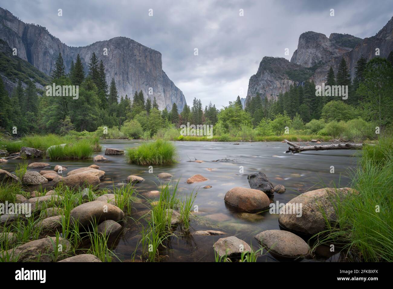 La Merced River at Valley View au printemps, parc national de Yosemite, site classé au patrimoine mondial de l'UNESCO, Californie, États-Unis d'Amérique, Amérique du Nord Banque D'Images