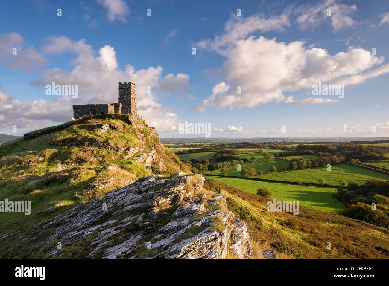 L'église lonely St. Michael de Rupe au sommet de Brentor, parc national de Dartmoor, Devon, Angleterre, Royaume-Uni, Europe Banque D'Images