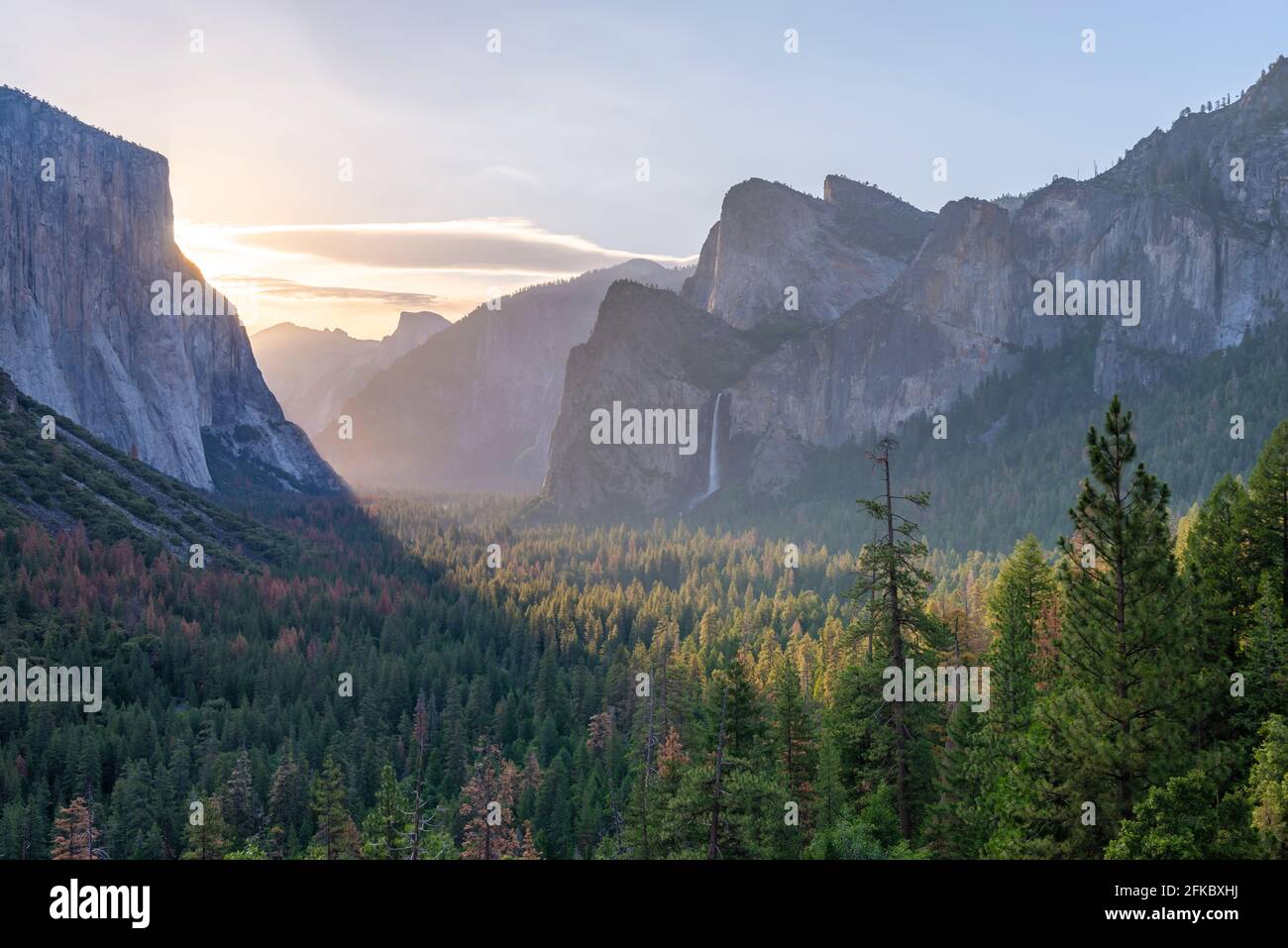 Vue sur le tunnel vue sur la vallée de Yosemite tôt le matin lumière du soleil, Yosemite, UNESCO, Californie, Etats-Unis d'Amérique, Amérique du Nord Banque D'Images