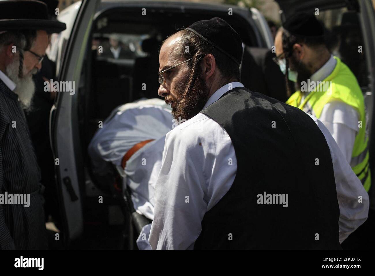 Jérusalem, Israël. 30 avril 2021. Les coursiers juifs ultra-orthodoxes portent le corps d'un de ceux qui sont morts dans une bousculade pendant le festival religieux juif de Lag Ba'Omer au lieu de pèlerinage juif orthodoxe du Mont Meron tôt vendredi, lors de ses funérailles à Jérusalem. Crédit : Ilia Yefimovich/dpa/Alay Live News Banque D'Images