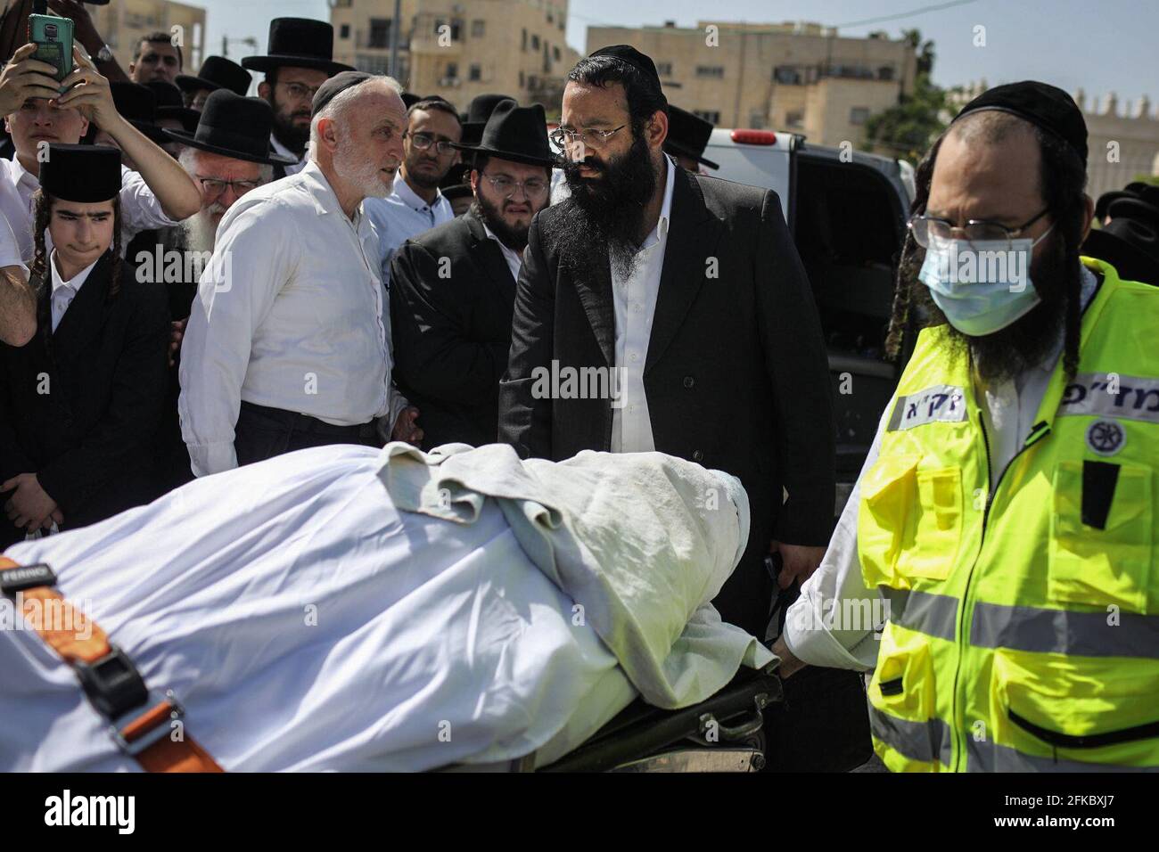 Jérusalem, Israël. 30 avril 2021. Les coursiers juifs ultra-orthodoxes portent le corps d'un de ceux qui sont morts dans une bousculade pendant le festival religieux juif de Lag Ba'Omer au lieu de pèlerinage juif orthodoxe du Mont Meron tôt vendredi, lors de ses funérailles à Jérusalem. Crédit : Ilia Yefimovich/dpa/Alay Live News Banque D'Images