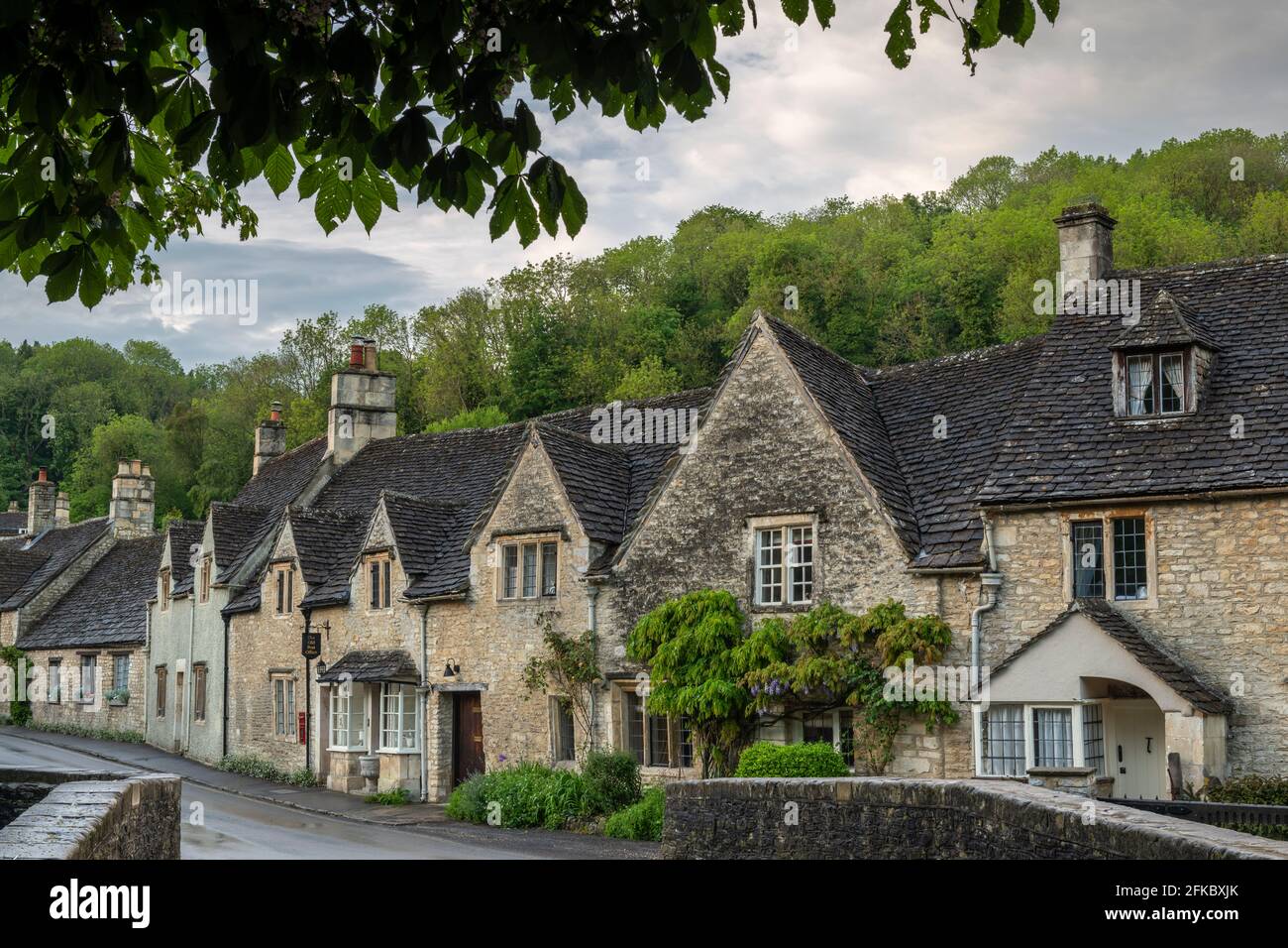 Cottages dans le pittoresque village des Cotswolds de Castle Combe, Wiltshire, Angleterre, Royaume-Uni, Europe Banque D'Images