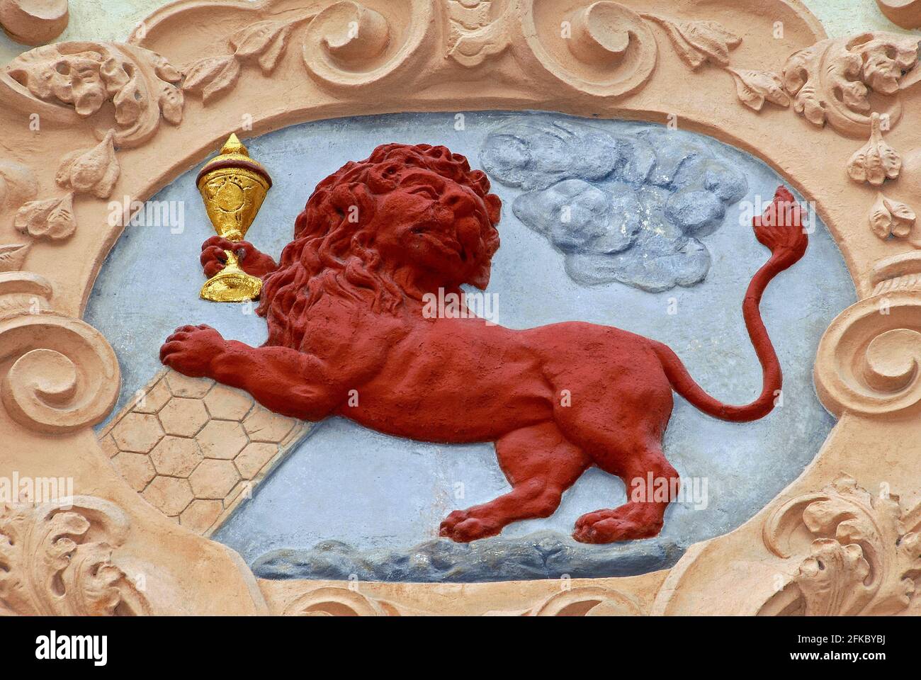 Une enseigne traditionnelle représentant un lion rouge saisissant un goblet doré orne la façade baroque du lion rouge à Nerudova 41/236 à Malá Strana, le petit quartier historique ou la petite ville de Prague, capitale de la Tchéquie / République tchèque. La maison, principalement du XVIe siècle mais avec une cave gothique médiévale, fut le lieu de naissance et la maison du principal peintre baroque tchèque-allemand Petr Brandl (1668-1735). Ses œuvres dramatiques survivent dans les églises et les monastères de Bohême et sont également exposées dans la Galerie nationale de Prague. Banque D'Images