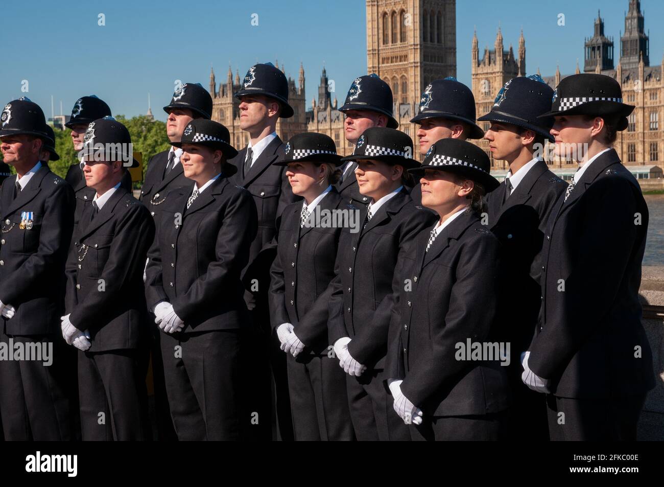 Police métropolitaine en uniforme posant pour une photo de groupe, Londres, Royaume-Uni Banque D'Images