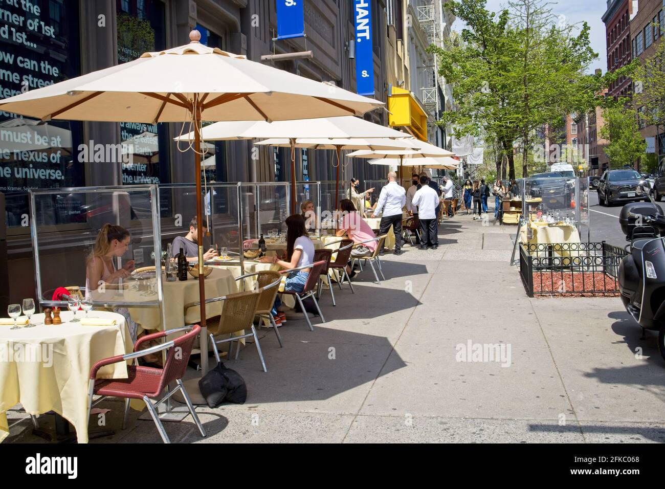 New York, NY, USA - 1er mai 2021 : dîner en plein air sur le trottoir le long de West Broadway à SOHO Banque D'Images