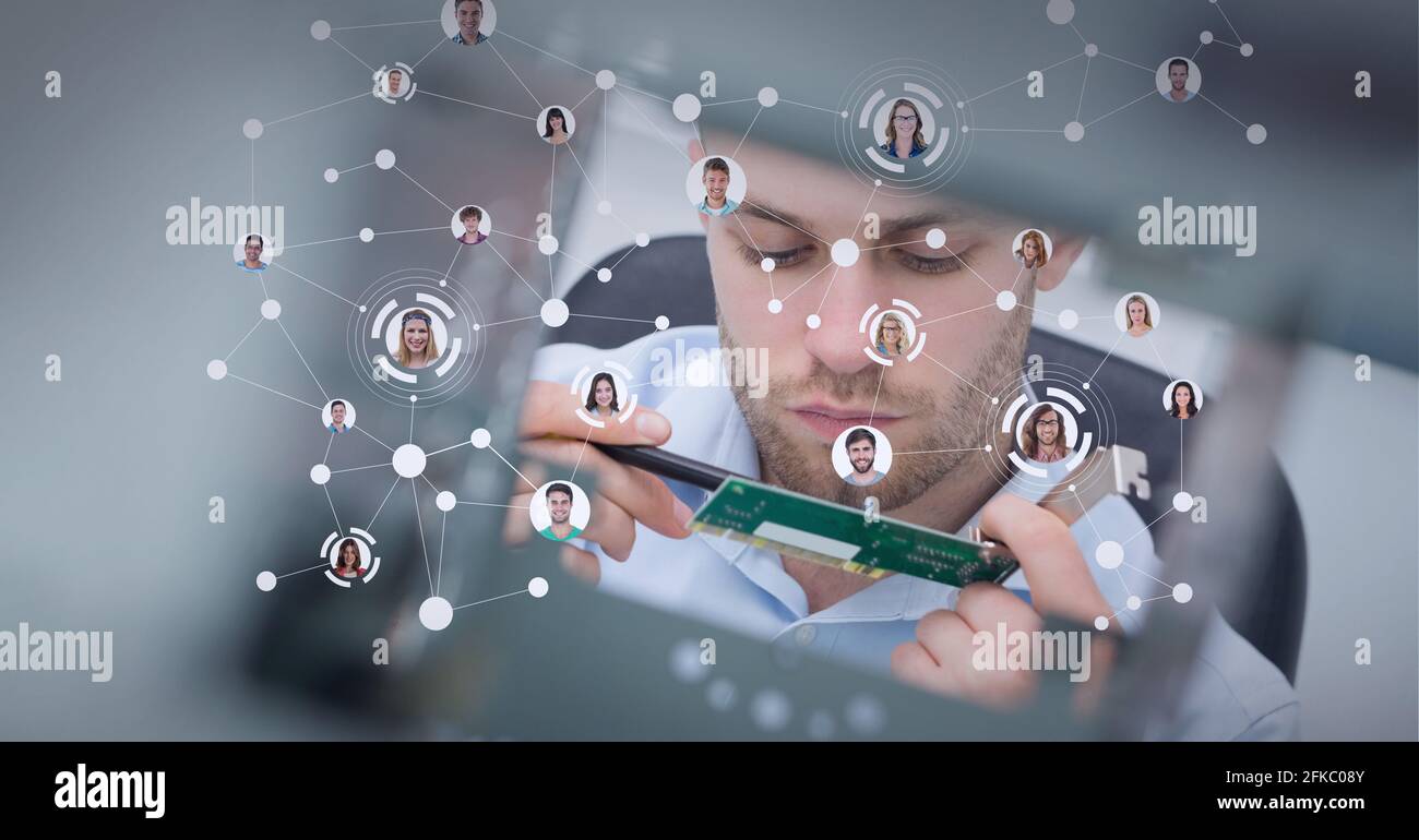 Réseau de bulles connectées avec des visages divers, sur homme caucasien tenant la carte de circuit imprimé Banque D'Images