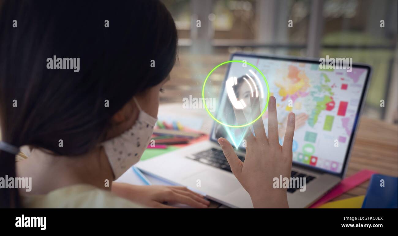 Composition de l'interface numérique avec icône d'appel avec fille dans masque facial sur l'ordinateur portable leçon en ligne Banque D'Images
