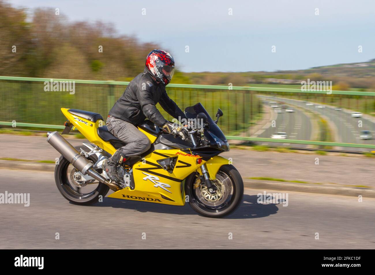 2003 jaune Honda CBR 900 RR-3 945cc ; pilote de moto ; transport à deux roues, motos, véhicule, routes, motos, motocyclistes motocyclistes motorisant à Chorley, Royaume-Uni Banque D'Images