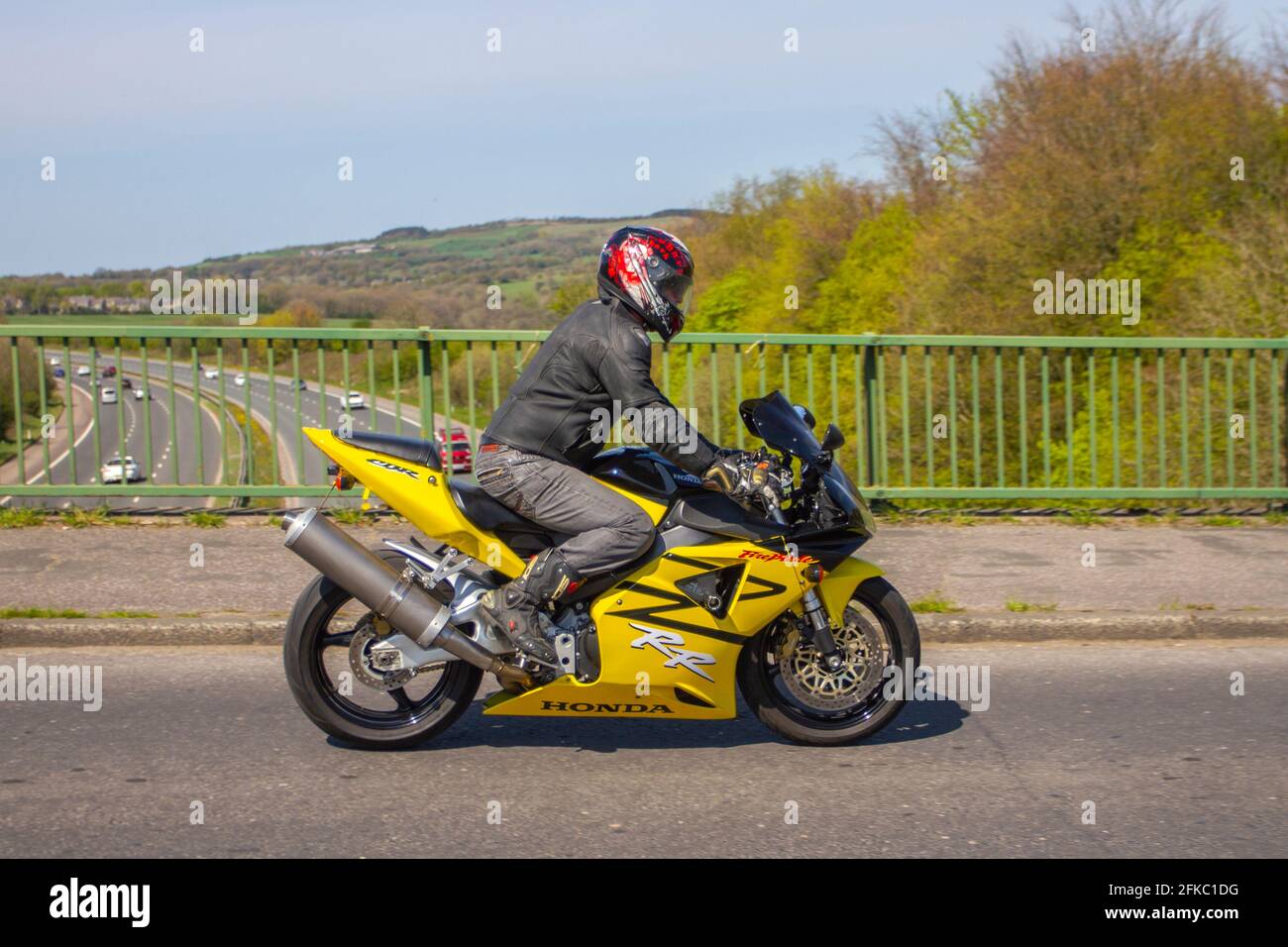 2003 jaune Honda CBR 900 RR-3 945cc ; motocycliste ; transport à deux roues, motos, véhicule, Routes, motos, motocyclistes motards en voiture à Chorley, Royaume-Uni Banque D'Images