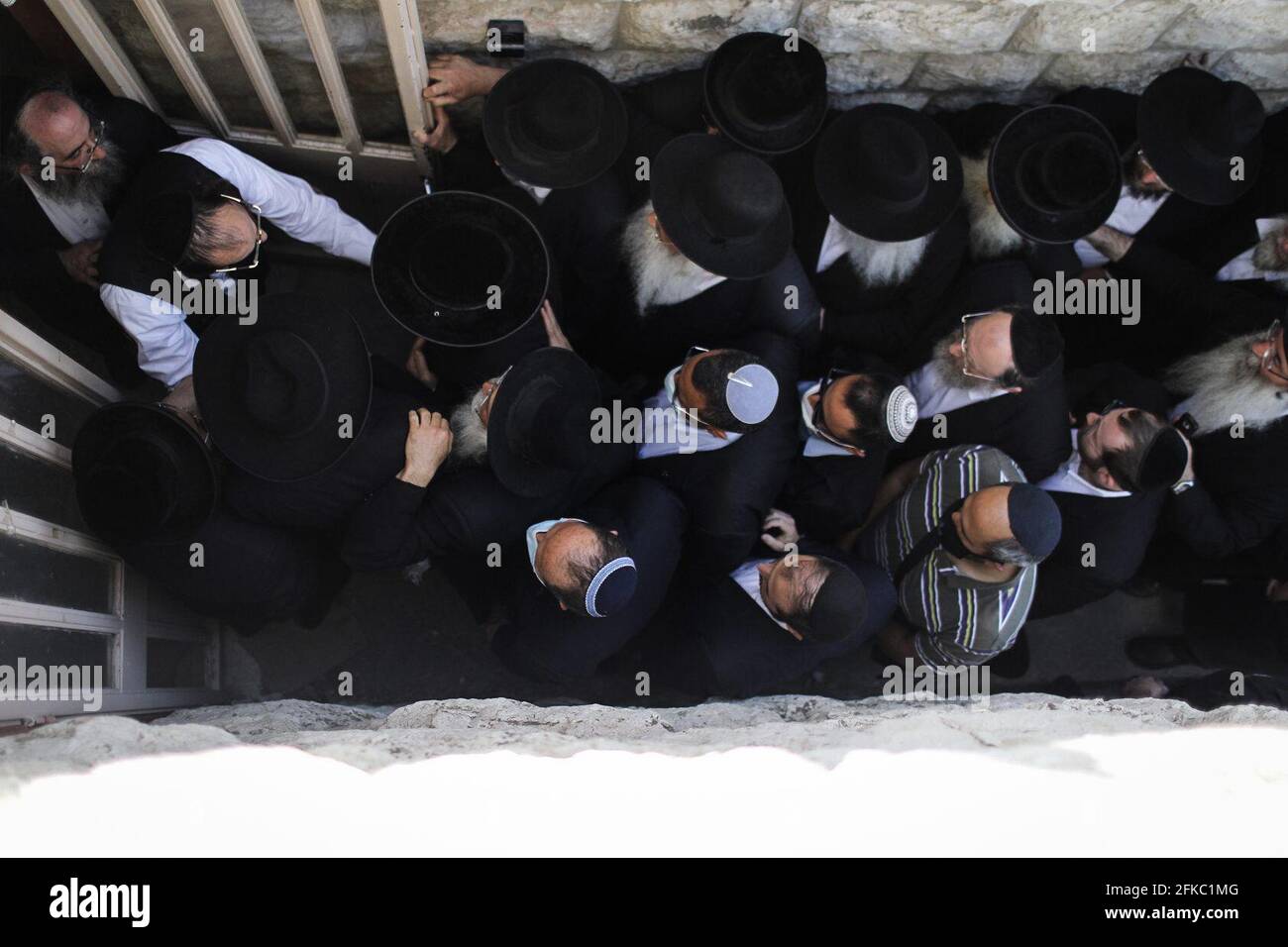 Jérusalem, Israël. 30 avril 2021. Des hommes juifs ultra orthodoxes assistent aux funérailles d'un de ceux qui sont morts dans une bousculade pendant le festival religieux juif de Lag Ba'Omer, au lieu de pèlerinage juif orthodoxe du Mont Meron, tôt vendredi. Crédit : Ilia Yefimovich/dpa/Alay Live News Banque D'Images