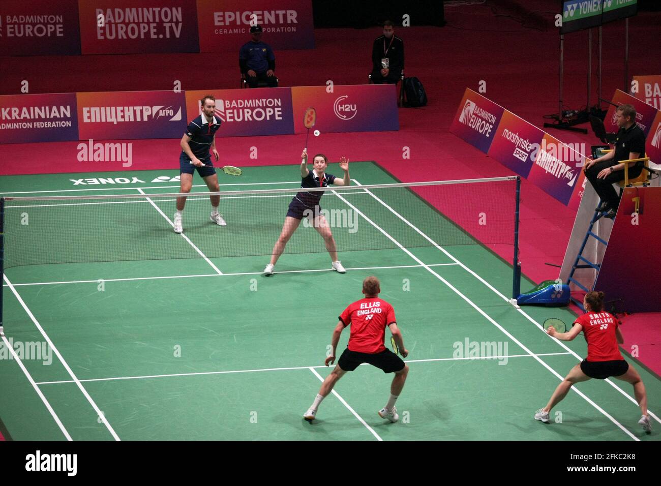 KIEV, UKRAINE - 30 AVRIL 2021 - Marcus Ellis et Lauren Smith d'Angleterre (kit rouge) affrontent Sam Magee et Chloe Magee d'Irlande lors du match mixte de quart-finale des doubles aux Championnats d'Europe de badminton 2021 au Palais des Sports de Kiev, capitale de l'Ukraine. Credit: UKRINFORM/Alamy Live News Banque D'Images