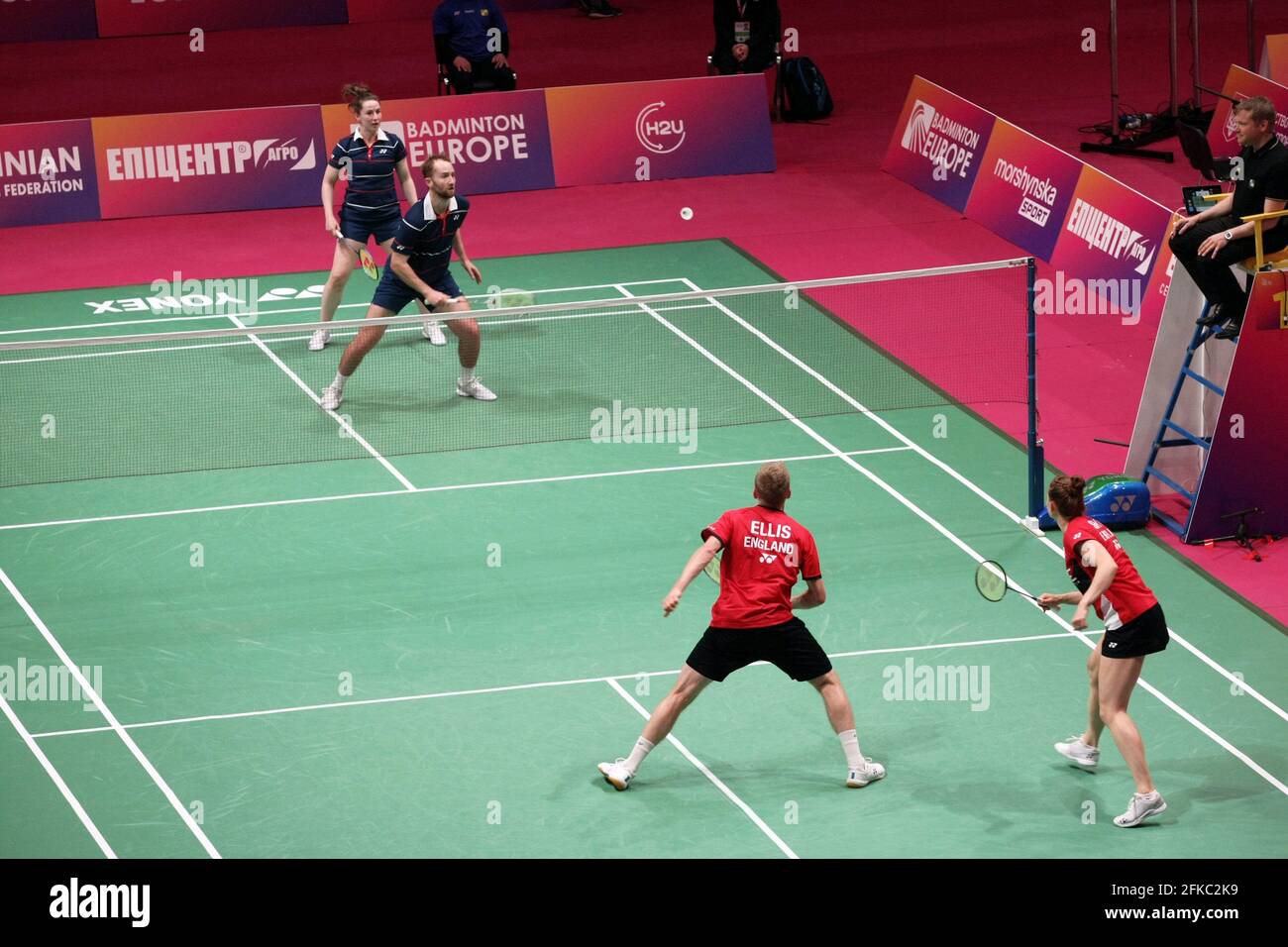 KIEV, UKRAINE - 30 AVRIL 2021 - Marcus Ellis et Lauren Smith d'Angleterre (kit rouge) affrontent Sam Magee et Chloe Magee d'Irlande lors du match mixte de quart-finale des doubles aux Championnats d'Europe de badminton 2021 au Palais des Sports de Kiev, capitale de l'Ukraine. Credit: UKRINFORM/Alamy Live News Banque D'Images