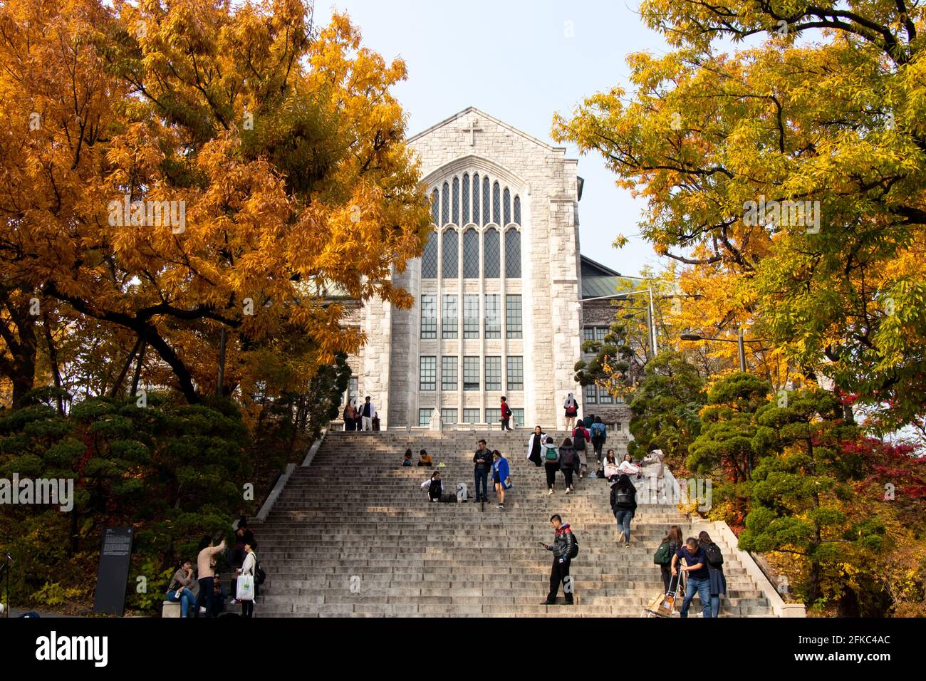 Séoul, Corée du Sud, 6 novembre 2018, Student and Traveler Walk à l'auditorium Welch-Ryang pendant la saison d'automne, université d'Ewha qui est le l mondial Banque D'Images