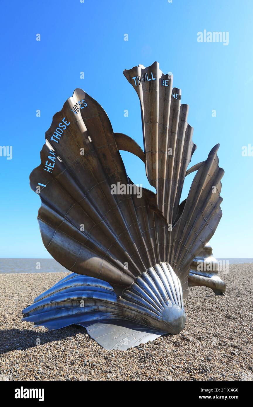 La sculpture de Scallop de l'artiste local Maggi Hambling, hommage au compositeur né localement Benjamin Britten, sur la plage d'Aldeburgh, Suffolk, Royaume-Uni Banque D'Images