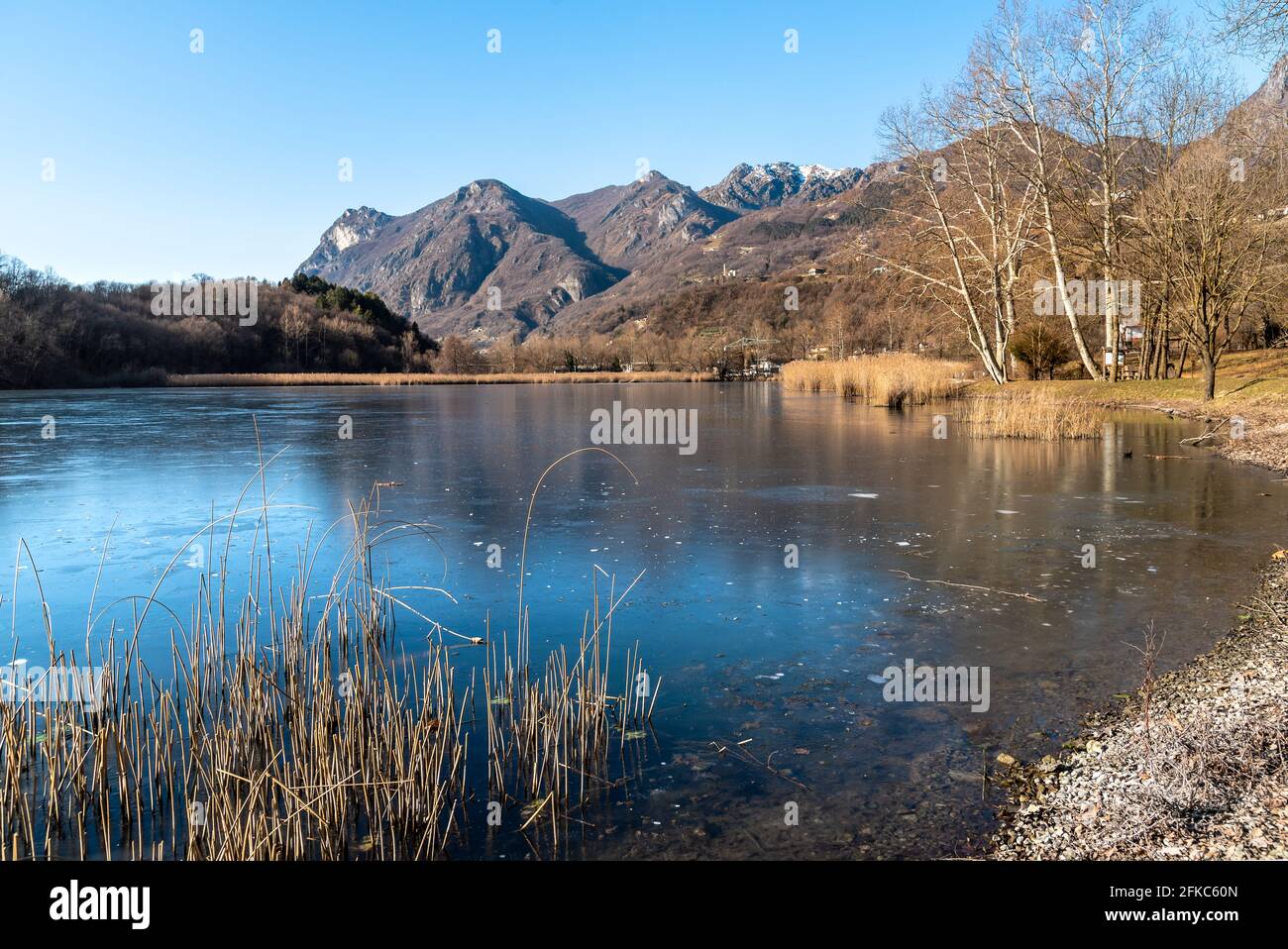 Promenade du petit lac Piano situé à Val Menaggio, immergé dans une réserve naturelle dans la province de Côme, Lombardie, Italie Banque D'Images