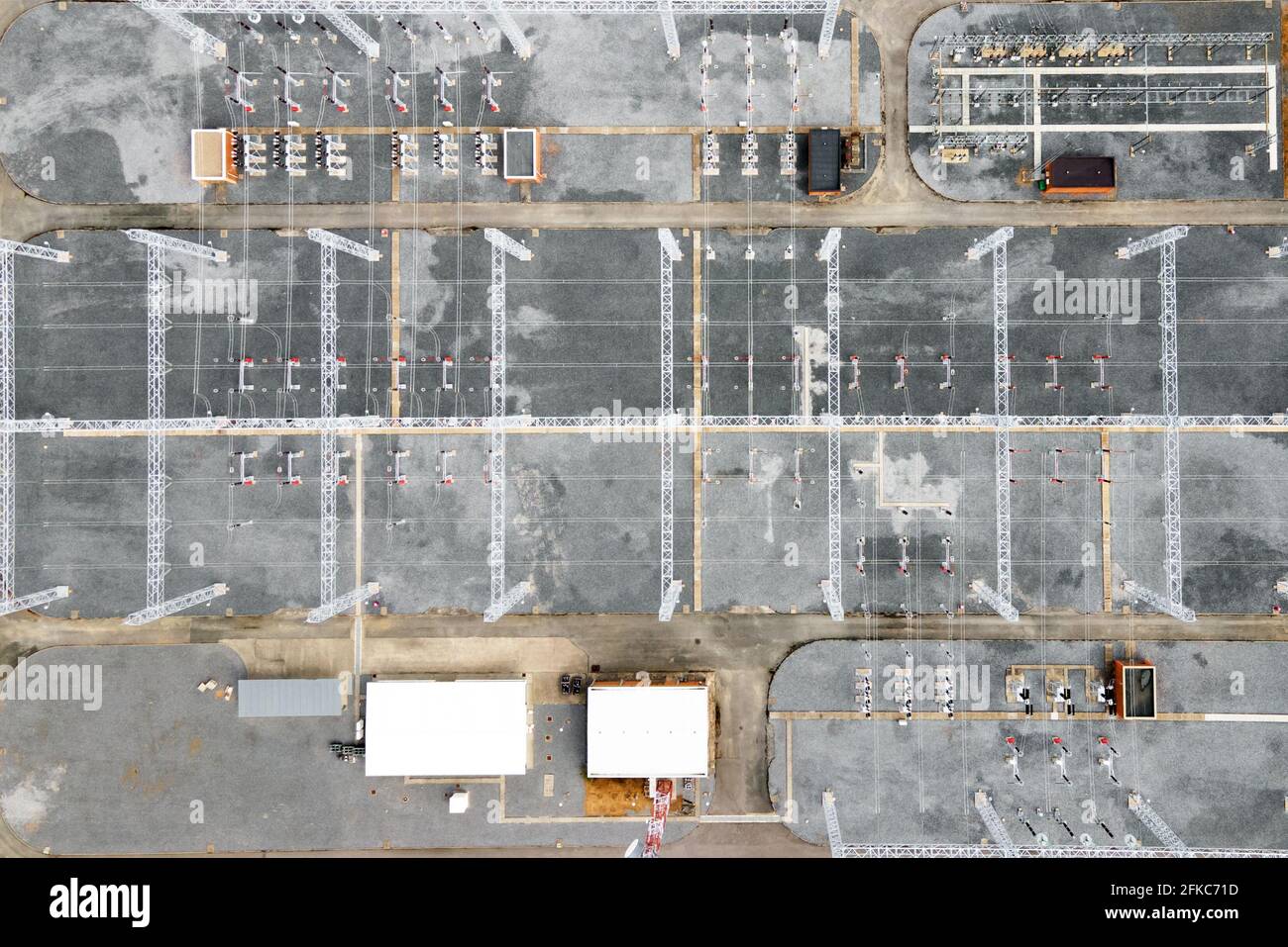 Vue aérienne de dessus de l'industrie des sous-stations électriques, vue de dessus l'électricité de tour haute tension, l'infrastructure industrielle. Photo de haute qualité Banque D'Images