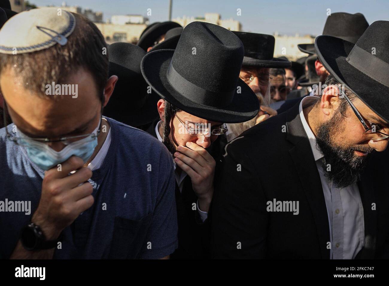 Jérusalem, Israël. 30 avril 2021. Les Juifs ultra-orthodoxes pleurent pendant les funérailles d'un de ceux qui sont morts dans une bousculade pendant le festival religieux juif de Lag Ba'Omer au lieu de pèlerinage juif orthodoxe du Mont Meron tôt vendredi. Crédit : Ilia Yefimovich/dpa/Alay Live News Banque D'Images