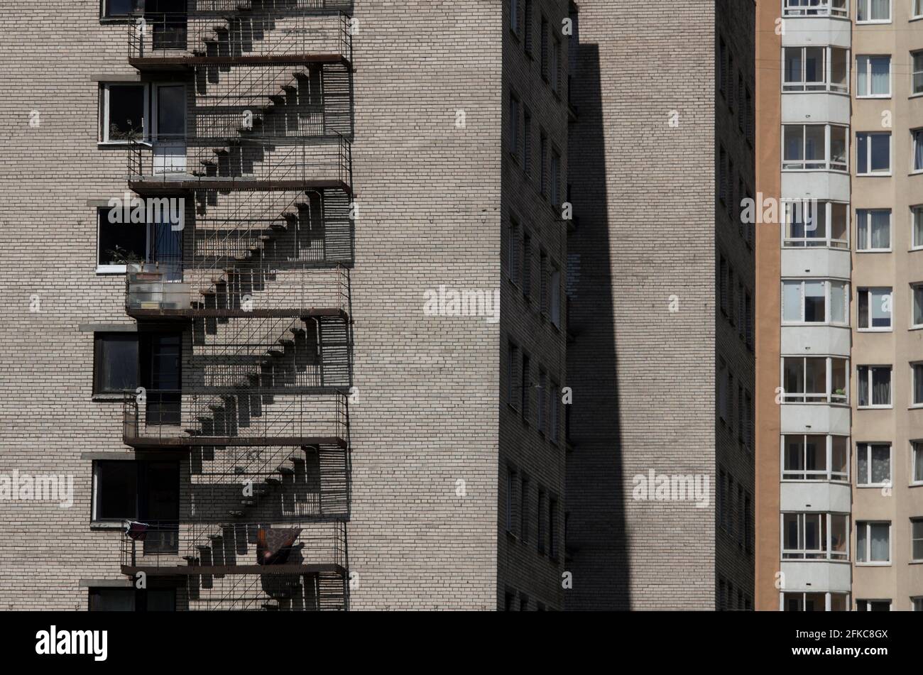 Murs d'une ancienne auberge typique et mur moderne maison (Saint-Pétersbourg, Russie) Banque D'Images