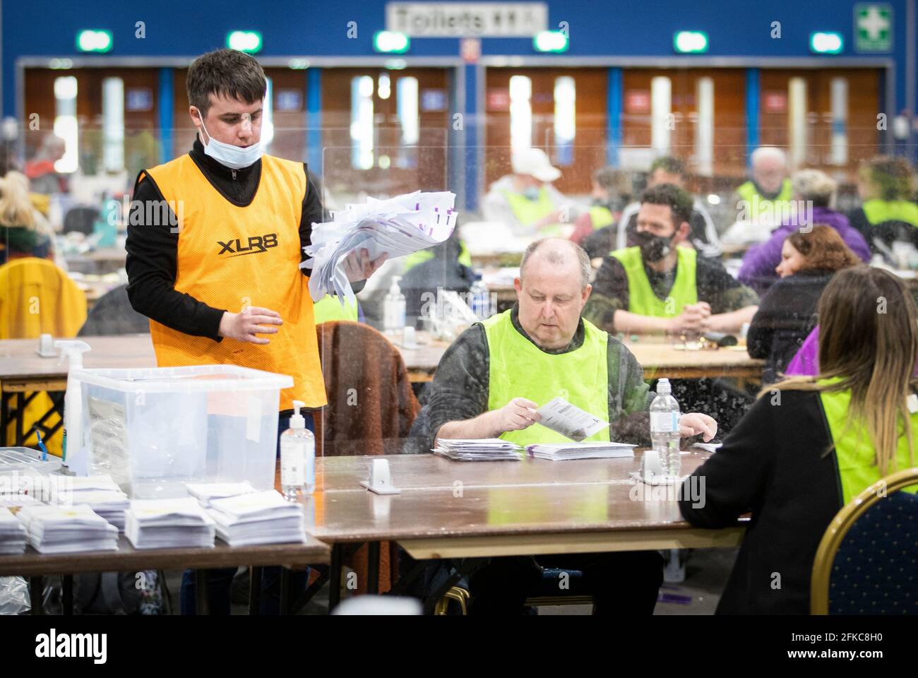 Le personnel des élections du Conseil de la ville d'Édimbourg, au Royal Highland Centre, à Édimbourg, vérifie les premiers votes postaux retournés au directeur du dépouillement avant l'élection du Parlement écossais 2021. Date de la photo: Vendredi 30 avril 2021. Banque D'Images