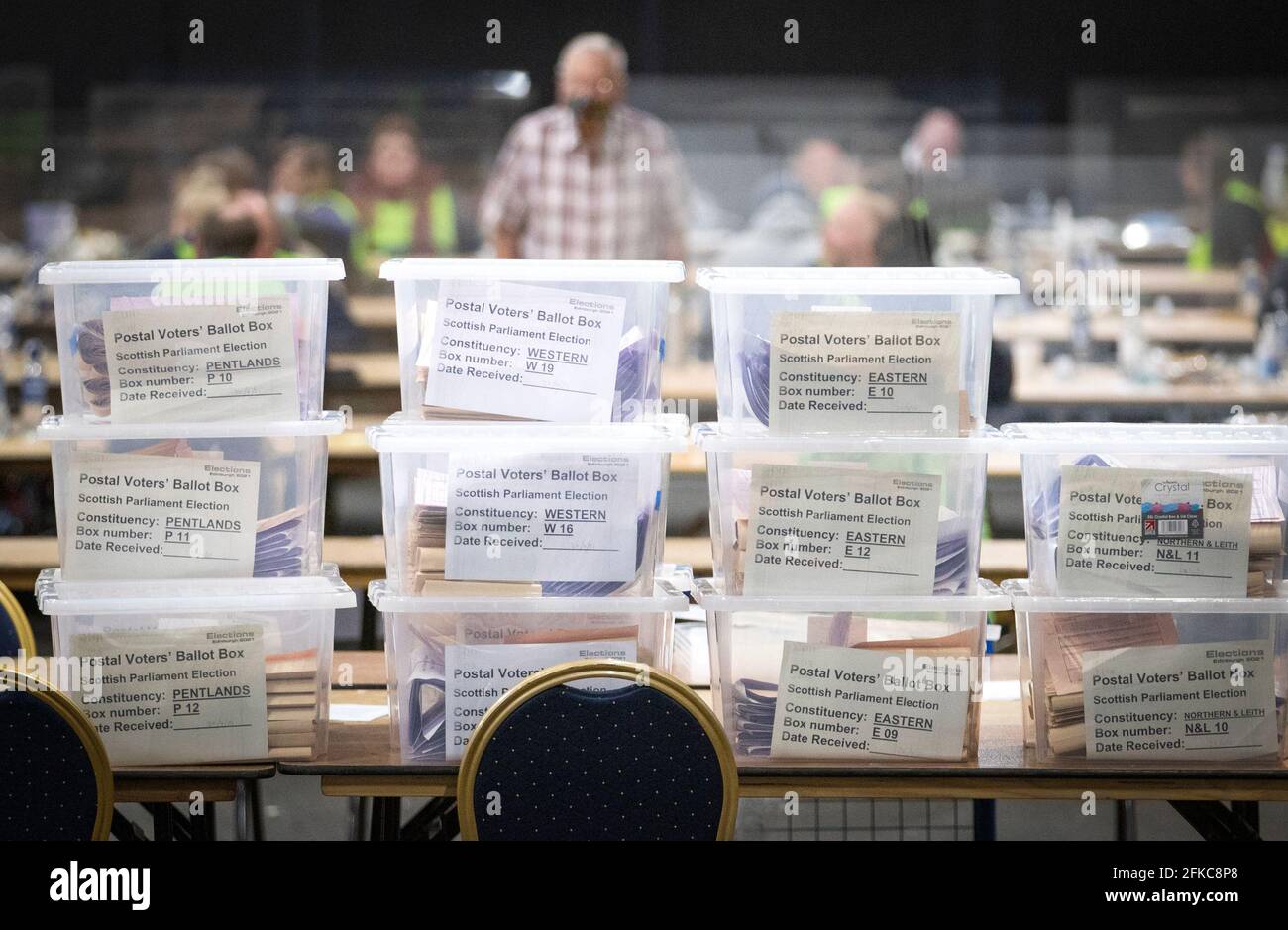 Cases des votes postaux au Royal Highland Centre, à Édimbourg, où le personnel des élections du Conseil de la ville d'Édimbourg a vérifié les premiers votes postaux retournés à l'agent de dépouillement avant l'élection du Parlement écossais en 2021. Date de la photo: Vendredi 30 avril 2021. Banque D'Images