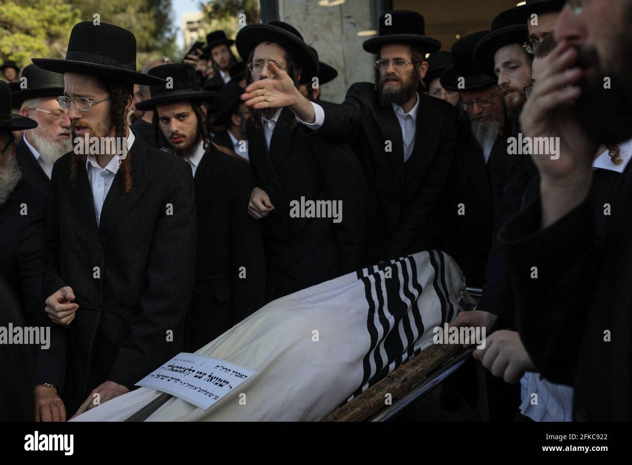 Jérusalem, Israël. 30 avril 2021. Des Juifs ultra-orthodoxes assistent aux funérailles de Shmual Tzvi Klagsbald qui est mort dans une bousculade pendant le festival religieux juif de Lag Ba'Omer au lieu de pèlerinage orthodoxe juif du Mont Meron tôt vendredi. Crédit : Ilia Yefimovich/dpa/Alay Live News Banque D'Images